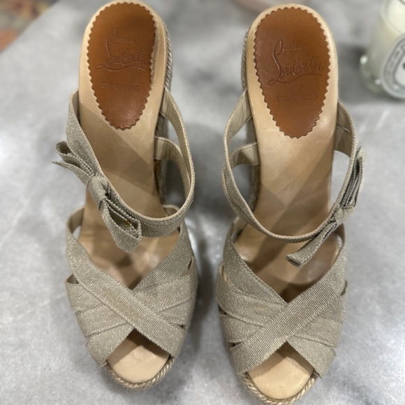 Christian Louboutin Delfin grosgrain/calfskin wedge espadrille in nude gold 38 - Picture 2 of 4